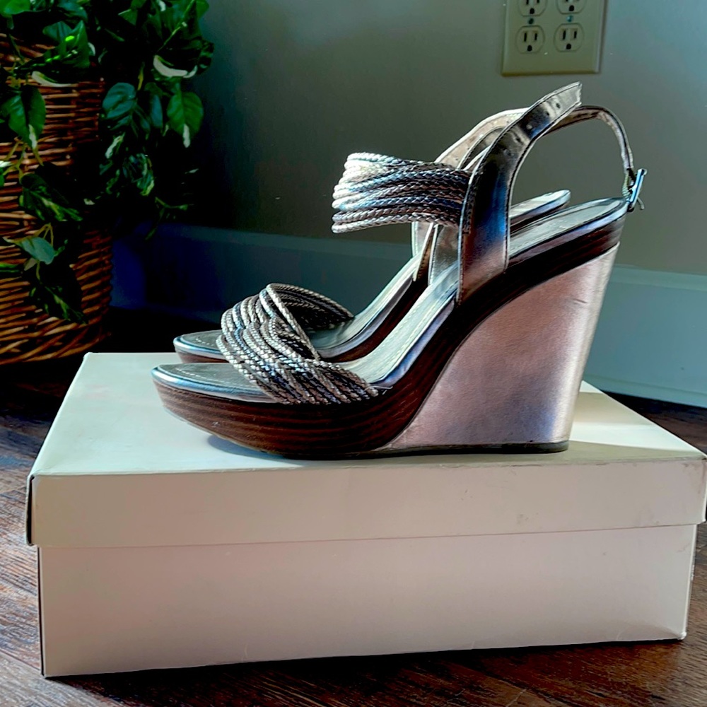 Adorable BCBG matte bronze combo wedge in size 9